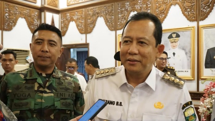 Bupati Muaro Jambi Bambang Bayu Suseno saat ditemui wartawan usai rakor karhutla