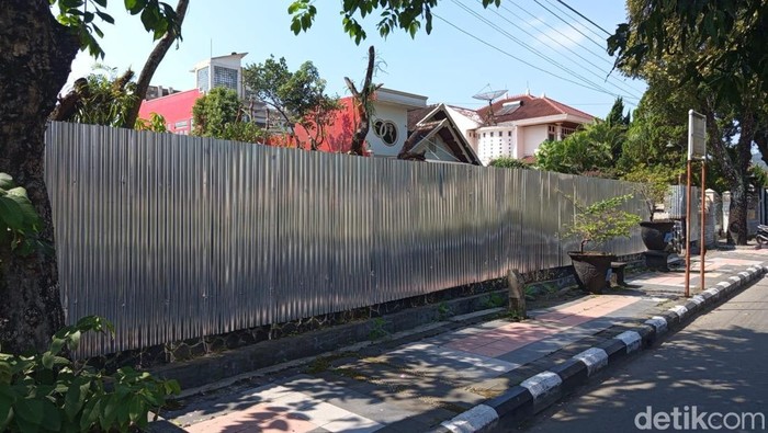 Bangunan yang diduga cagar budaya di Jalan Tentara Pelajar Kota Magelang dibongkar dan ditutupi dengan pagar seng, Kamis (31/7/2025).