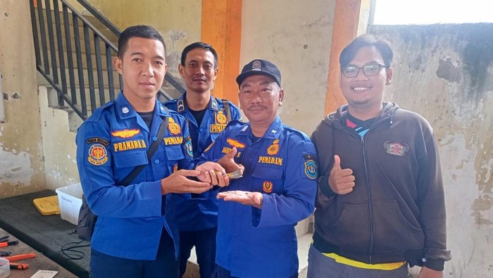 Damkar Lamongan lepaskan cincin yang melingar di kaki burung kenari