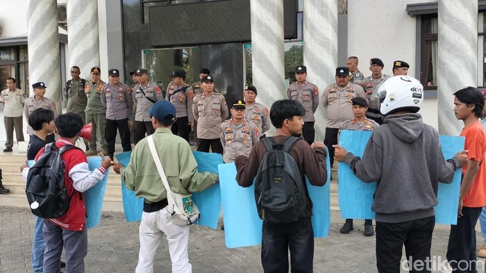 Demo mahasiswa di depan Kantor Bupati Pandeglang. (Aris Rivaldo/detikcom)