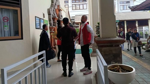 Denis Valles (44) setelah menjalani sidang dakwaan di Ruang Sidang Kartika PN Denpasar, Kamis (31/7/2025). (Istimewa)