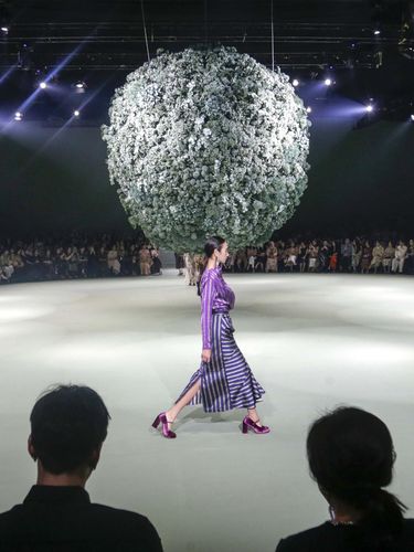 Designer Indonesia, Biyan, menggelar Fashion Show koleksi Spring / Summer 2026 yang berlangsung di Jakarta, Rabu (30/7/2025). Grandyos Zafna/detikcom