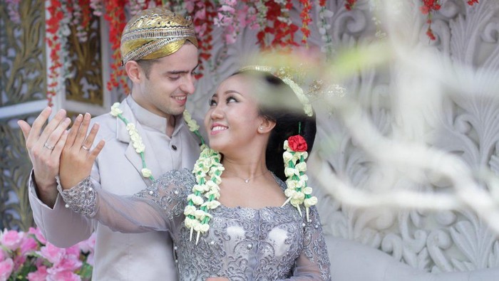 Foto pasangan Devi Stashevskaya yang berasal dari Sintang, Kalimantan Barat menikah dengan Aleksei Stashevskii dari Rusia. Kisah cinta beda negara tersebut langsung viral.