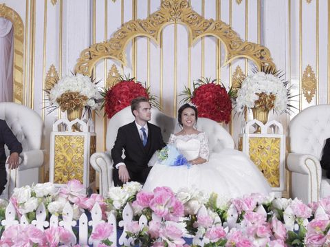 Foto pasangan Devi Stashevskaya yang berasal dari Sintang, Kalimantan Barat menikah dengan Aleksei Stashevskii dari Rusia. Kisah cinta beda negara tersebut langsung viral.