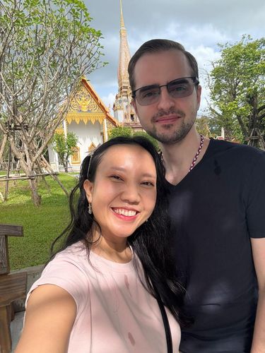 Foto pasangan Devi Stashevskaya yang berasal dari Sintang, Kalimantan Barat menikah dengan Aleksei Stashevskii dari Rusia. Kisah cinta beda negara tersebut langsung viral.