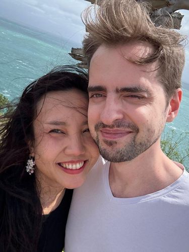 Foto pasangan Devi Stashevskaya yang berasal dari Sintang, Kalimantan Barat menikah dengan Aleksei Stashevskii dari Rusia. Kisah cinta beda negara tersebut langsung viral.