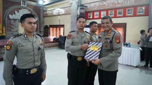 Dirsamapta Polda Bali, Kombes Ronny Lumban Gaol, menyerahkan hadiah kepada personel yang memenangkan lomba video kreatif di Gedung Presisi Polda Bali, Kamis (31/7/2025). (Dok. Polda Bali)