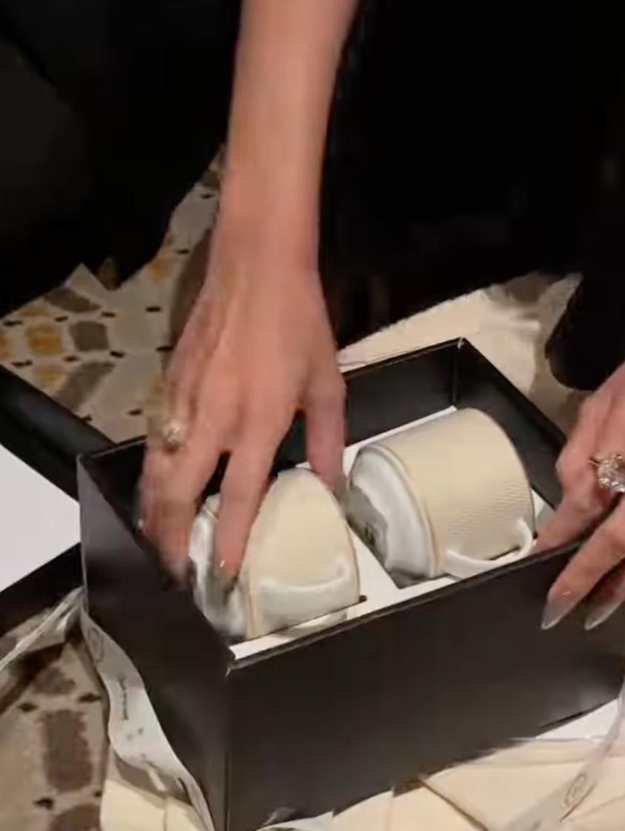 Edric Tjandra unboxing suvenir Luna Maya dan Maxime Edric Tjandra dalam Instagram miliknya.