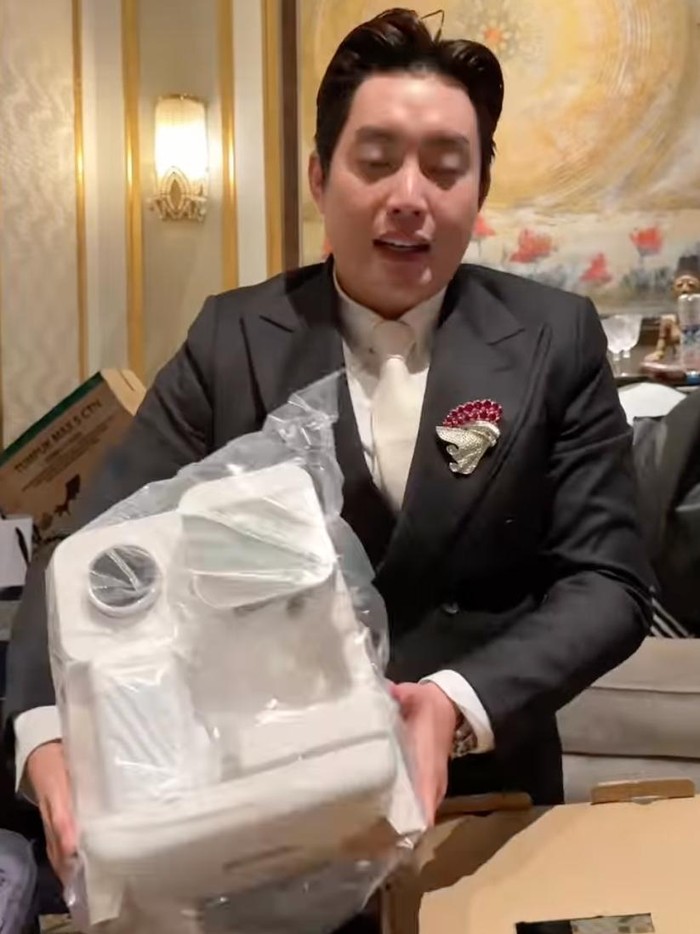 Edric Tjandra unboxing suvenir Luna Maya dan Maxime Edric Tjandra dalam Instagram miliknya.