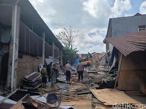 Jalan Ujung Bori Manggala Makassar Ditutup Imbas Eksekusi 3 Ruko, Lalin Macet