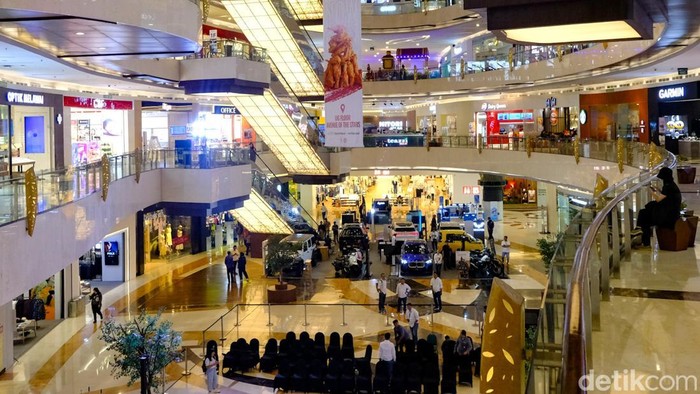 Warga mengunjungi pusat perbelanjaan di Jakarta, Kamis (31/7/2025).