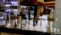 Menteri Perdagangan, Budi Santoso, bilang fenomena ini bukanlah barang baru. Baginya, menjadi hal yang wajar kalau masyarakat datang ke mal untuk sekadar melihat-lihat terlebih dahulu, yang pada akhirnya tidak membelanjakan uangnya.