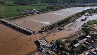 Bangunan permukiman tampak setengah tenggelam, menandakan tingginya volume air yang menggenang. REUTERS/Florence Lo