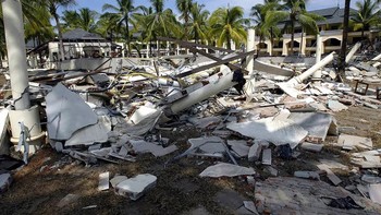 Kerusakan akibat Tsunami Samudra Hindia terlihat di halaman resor Orchid di Khao Lak, Thailand, pada 29 Desember 2004. Bawah: Lokasi yang sama pada 24 Desember 2009. Foto: Radio Free Asia