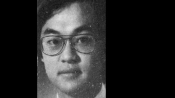 Garry Hoy seorang partner di Holden Day Wilson, bekerja di lantai 24 gedung tinggi di Toronto. Ia jelas terkesan dengan pengerjaan gedung pencakar langit tersebut dan punya kebiasaan mempermainkan jendela kaca untuk membuktikan ketangguhannya. Pada 9 Juli 1993, ia menghibur sekelompok mahasiswa magang dengan trik-trik lamanya di lantai 24. Dia menghantamkan dirinya ke kaca jendela. Malangnya kaca jendela terlepas dari bingkai pada percobaan kedua, membuat Hoy jatuh bebas. Ia meninggal karena luka-lukanya tak lama kemudian. Foto: Wikipedia