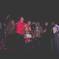 Dalam cuplikan video yang dibagikan oleh Pop Faction, pelantun Ghost itu tampak kesulitan menahan celananya tetap di pinggang. Saat ia berbincang dengan beberapa temannya di belakang panggung, celananya tiba-tiba melorot hingga melewati bokong bahkan sampai ke lutut. Foto: Dok. Instagram Justin Bieber