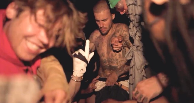 Gaya yang nyentrik ini sempat membuat penyanyi 31 tahun itu mengalami insiden kurang menyenangkan di pesta peluncuran album terbarunya yang digelar di Bird Street Club, West Hollywood Foto: Dok. Instagram Justin Bieber