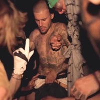 Gaya yang nyentrik ini sempat membuat penyanyi 31 tahun itu mengalami insiden kurang menyenangkan di pesta peluncuran album terbarunya yang digelar di Bird Street Club, West Hollywood Foto: Dok. Instagram Justin Bieber
