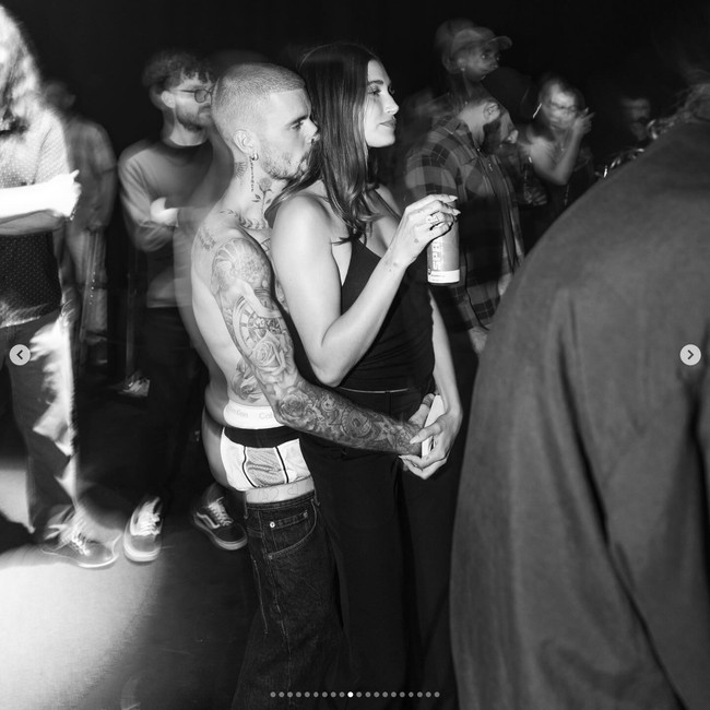 Sepanjang acara peluncuran album barunya, Swag, Justin Bieber terlihat menikmati suasana. Dia menyapa para tamu, berdansa dengan lagunya sendiri, hingga bermesraan dengan Hailey Bieber. Foto: Dok. Instagram Justin Bieber