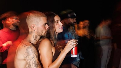 7 Gaya Nyentrik Justin Bieber Pakai Celana Melorot Sampai ke Bokong