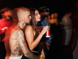 7 Gaya Nyentrik Justin Bieber Pakai Celana Melorot Sampai ke Bokong