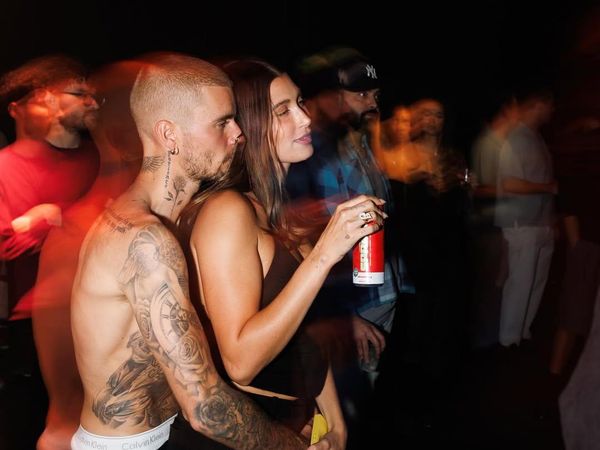 7 Gaya Nyentrik Justin Bieber Pakai Celana Melorot Sampai ke Bokong