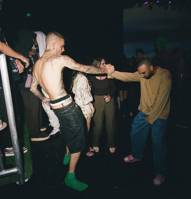 Saat peluncuran album Swag, Justin Bieber tampil tanpa mengenakan atasan dan hanya mengenakan celana jeans longgar yang tampak melorot hingga memperlihatkan underwear putih Calvin Klein yang dipakainya di bagian dalam. Foto: Dok. Instagram Justin Bieber