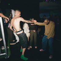 Saat peluncuran album Swag, Justin Bieber tampil tanpa mengenakan atasan dan hanya mengenakan celana jeans longgar yang tampak melorot hingga memperlihatkan underwear putih Calvin Klein yang dipakainya di bagian dalam. Foto: Dok. Instagram Justin Bieber