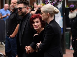 Keluarga Osbourne Kenang Ozzy Lewat Perhiasan dan Aksesori Penuh Makna