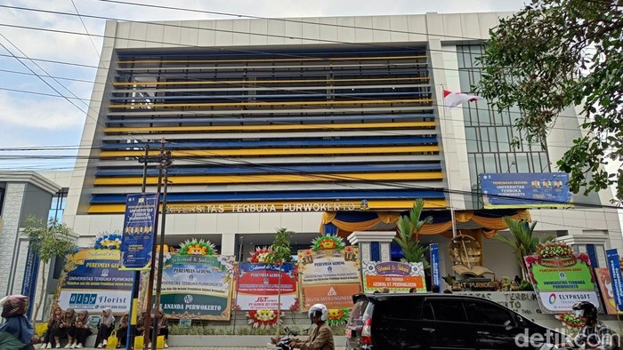 Gedung baru UT Purwokerto yang baru diresmikan, tempat insiden Siswi SMK N 3 Banyumas tewas terjatuh dari lantai 4, Kamis (31/7/2025).