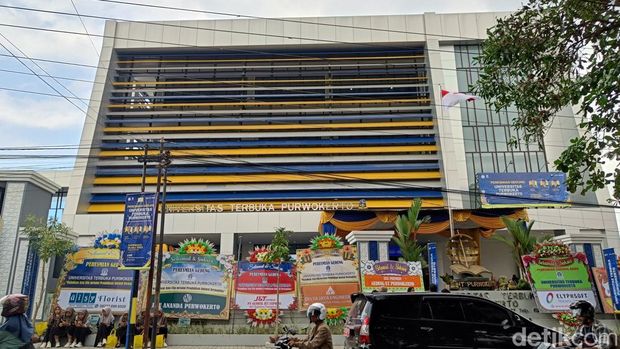 Gedung baru UT Purwokerto yang baru diresmikan, tempat insiden Siswi SMK N 3 Banyumas tewas terjatuh dari lantai 4, Kamis (31/7/2025).