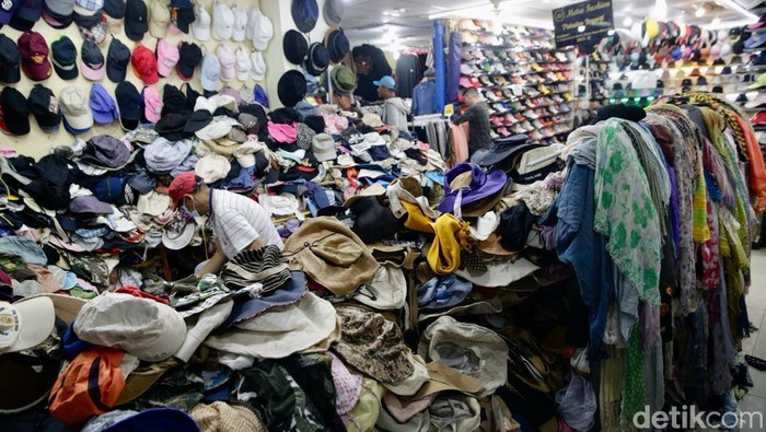 Geliat Bisnis Thrifting yang Disebut Rugikan Produsen Lokal Hingga Triliunan Rupiah Sejumlah warga memilih berbelanja pakaian thrifting di kaswasan Jakarta Pusat, Kamis (31/7/2025). Bisnis thrifting barang impor ilegal di Tanah Air masih menjamur. Kemenperin menyebut kerugian produsen lokal akibat thrifting bisa mencapai triliunan rupiah.