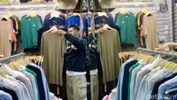 Pembeli memilih barang thrifting di salah satu kios. Upaya pemberantasan thrifting sebenarnya sudah dilakukan sejak 2 tahun lalu. Namun, bisnis ini tetap berjalan dan menjamur, salah satunya yang berlokasi di Pasar Senen.