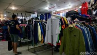 Barang-barang thrifting merebut pasar dalam negeri yang seharusnya bisa dimanfaatkan produsen lokal. Padahal secara harga, produk baru buatan dalam negeri mampu bersaing dan harganya pun bahkan ada yang lebih murah.