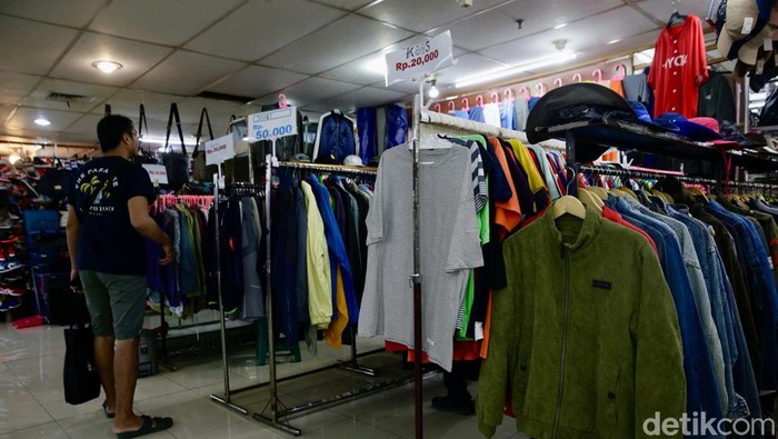 Geliat Bisnis Thrifting yang Disebut Rugikan Produsen Lokal Hingga Triliunan Rupiah Sejumlah warga memilih berbelanja pakaian thrifting di kaswasan Jakarta Pusat, Kamis (31/7/2025). Bisnis thrifting barang impor ilegal di Tanah Air masih menjamur. Kemenperin menyebut kerugian produsen lokal akibat thrifting bisa mencapai triliunan rupiah.