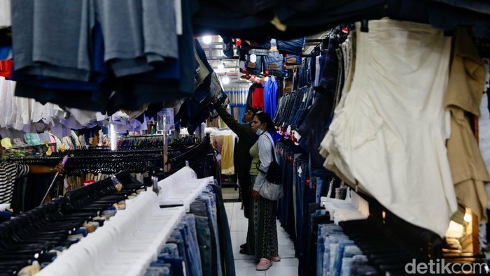 Geliat Bisnis Thrifting yang Disebut Rugikan Produsen Lokal Hingga Triliunan Rupiah Sejumlah warga memilih berbelanja pakaian thrifting di kaswasan Jakarta Pusat, Kamis (31/7/2025). Bisnis thrifting barang impor ilegal di Tanah Air masih menjamur. Kemenperin menyebut kerugian produsen lokal akibat thrifting bisa mencapai triliunan rupiah.