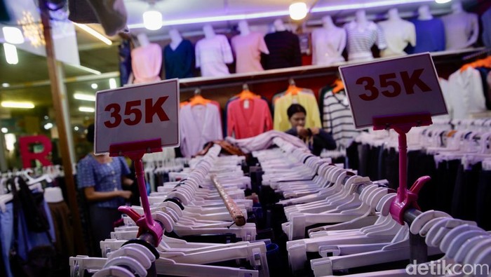 Sejumlah warga memilih berbelanja pakaian thrifting di kaswasan Jakarta Pusat, Kamis (31/7/2025). Bisnis thrifting barang impor ilegal di Tanah Air masih menjamur. Kemenperin menyebut kerugian produsen lokal akibat thrifting bisa mencapai triliunan rupiah.