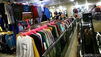 Penampakan sejumlah kios yang menjual barang thrifting. Namun, Reni menyebut ada pengecualian untuk kegiatan jual-beli barang bekas garage sale. Pasalnya produk pada garage sale umumnya bukan barang impor, melainkan barang bekas pakai yang kemudian dijual.