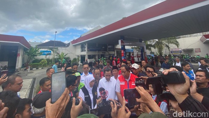 Gubernur Jawa Timur Khofifah Indar Parawansa saat meninjau SPBU di Jember