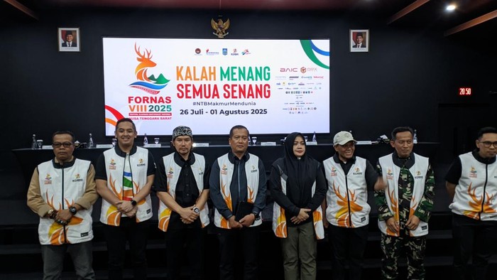 Gubernur NTB Lalu Muhamad Iqbal didampingi Wagub NTB Indah Dhamayanti Putri, Pj Sekda NTB Lalu Moh Faozal serta jajaran panitia Fornas VIII/2025 saat konferensi pers di Aula Bank NTB Syariah, Kamis malam (31/8/2025). (Ahmad Viqi/detikBali)