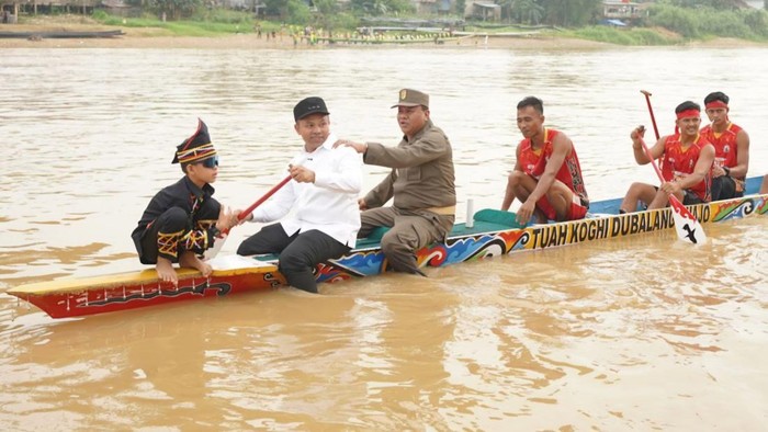 Gubernur Riau Abdul Wahid mencoba jalur di Batang Kuantan. (Dok Diskominfo Riau)