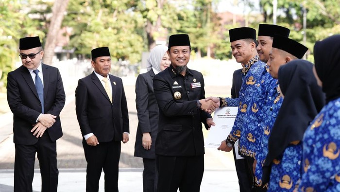 Gubernur Sulsel Andi Sudirman Sulaiman menyerahkan SK pengangkatan PPPK.