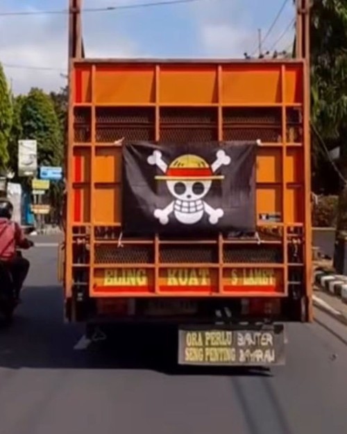Heboh di media sosial warga di sejumlah wilayah di Indonesia mengibarkan bendera One Piece menjelang HUT RI 17 Agustus. (Tangkapan layar Instragram)