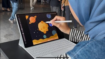 Huawei menyediakan aplikasi GoPaint dengan beragam kuas digital realistis. Fitur Kuas Lukis Minyak 3D menghasilkan sapuan kuas berlapis dengan warna alami, sementara Kuas Warna Asli menawarkan tekstur halus untuk mewujudkan ide kreatif. Foto: Rizqy Nur Amalia/detikINET
