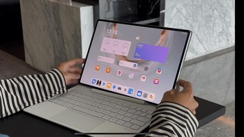 MatePad Pro 12.2 punya layar tandem OLED yang merupakan salah satu yang terbaik di kelas tablet. Ukurannya 12,2 inci, resolusi 2.800x1.840 piksel, rasio 3:2, dan kecerahan puncak mencapai 2.000 nit. Di bawah sinar matahari pun, konten tetap terlihat tajam. Foto: Rizqy Nur Amalia/detikINET