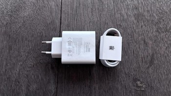 Baterainya berkapasitas 10.100 mAh, cukup besar untuk durasi penggunaan harian. Untuk kemampuan pengisian dayanya, dari nol ke 100% hanya butuh 49 menit berkat charger 100W. Foto: Rizqy Nur Amalia/detikINET