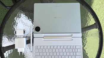 Desainnya bisa dibilang tak berubah. Ketebalan hanya 5,5 mm dan bobot sekitar 508 gram membuatnya tetap jadi salah satu tablet 12 inci paling ringan dan tipis di pasaran. Foto: Rizqy Nur Amalia/detikINET