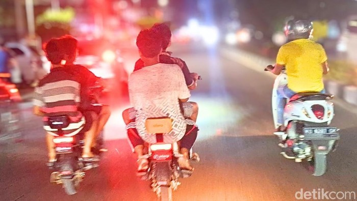 Ilustrasi pengguna jalan raya tidak menggunakan helm.