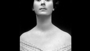 Isadora Duncan, ibu dari tari modern, menerima syal indah dari seorang teman. Warnanya merah tua dan dua kali lebih besar dari tubuhnya. Memamerkannya di depan kerumunan di Nice, ia bersiap untuk berkendara dengan mobil konvertibelnya pada 14 September 1927. Tanpa ia sadari, syalnya tersangkut di ban belakang, menyebabkan tulang belakangnya terkilir, mengakibatkan kematiannya. Kecelakaan mobil mengikuti Duncan sepanjang hidupnya. Tahun 1913, dua anaknya tenggelam dalam mobil yang terjun ke sungai. Kemudian pada tahun itu, Duncan terluka dalam sebuah kecelakaan. Kemudian di 1924, ia pingsan dalam tabrakan mobil. Foto: Wikipedia