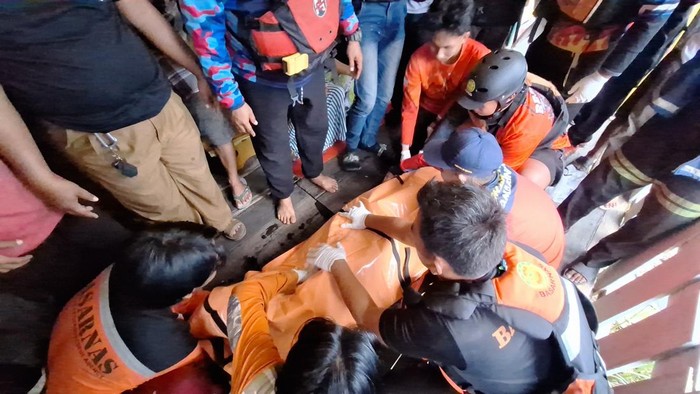 Jasad Nabila Safitri yang tenggelam di sungai Mahakam di evakuasi Tim Sar.